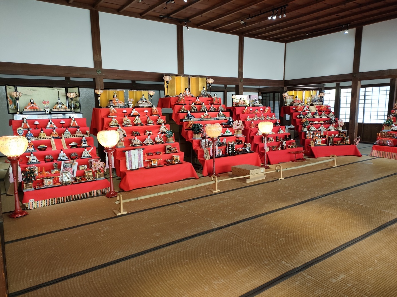 ���j���ʂ�u���Ղ�v �����A���ŏo����l���F�̕\��i�X�p�u���L�̂������ᔎ���ف@�e�B���Y�E�J�t�F�j