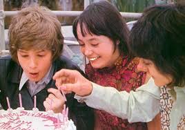 �ɉ�s�W�A�\���̉萁����K�˂āB�i�X�p�u���L�̂������ᔎ���ف@�e�B���Y�E�J�t�F�j