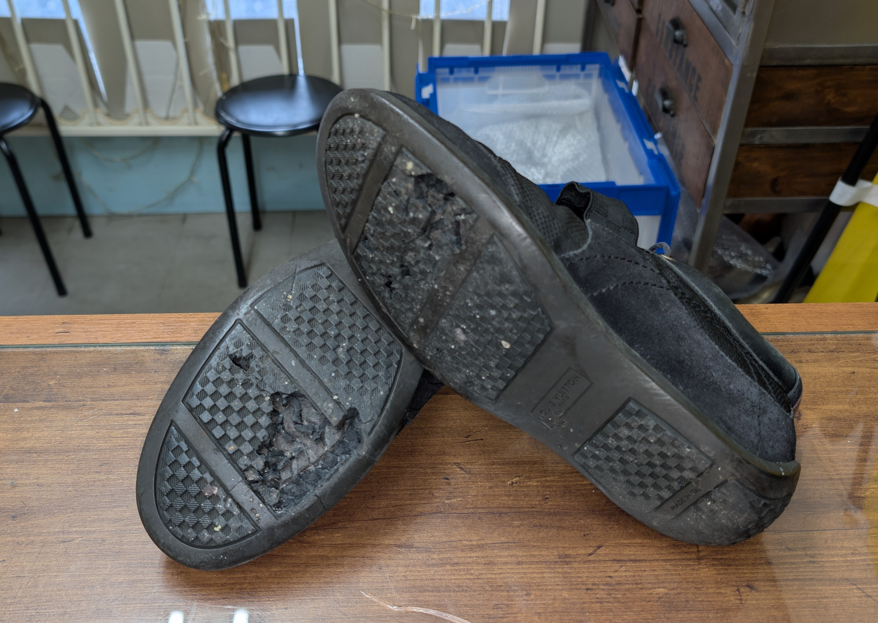  VUITTON �X�j�[�J�[�i�����쐬���C�E���C�� PLAYBACK�j